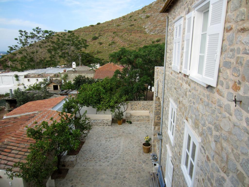 Kiki'S Houses Vlichos Hydra  Exteriör bild