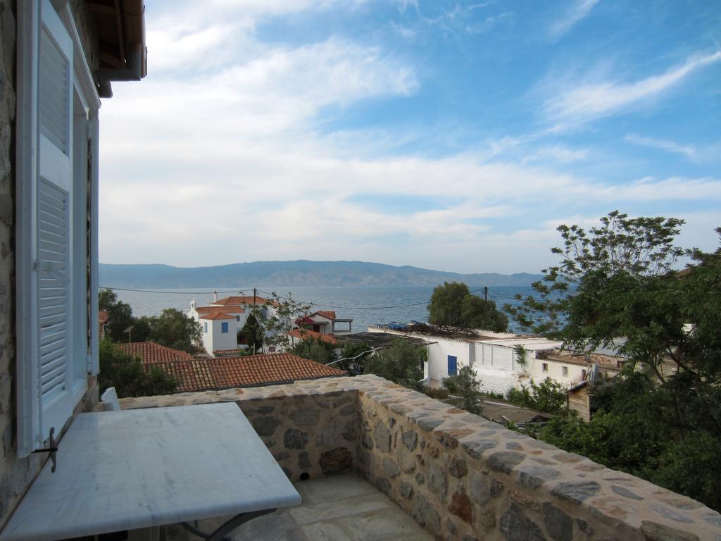 Kiki'S Houses Vlichos Hydra  Rum bild